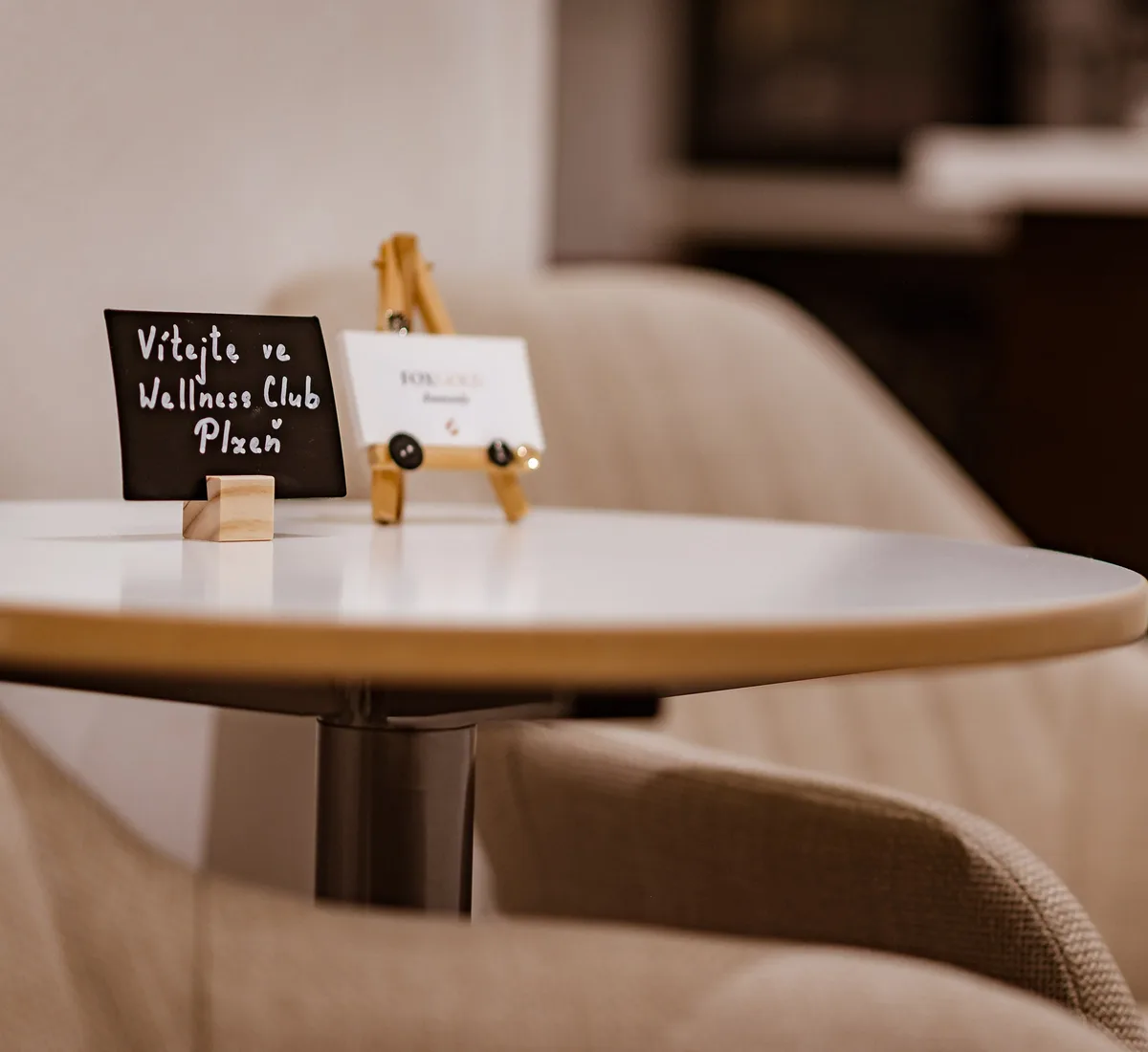 Uvítací cedulka na stolku ve Wellness Club Plzeň