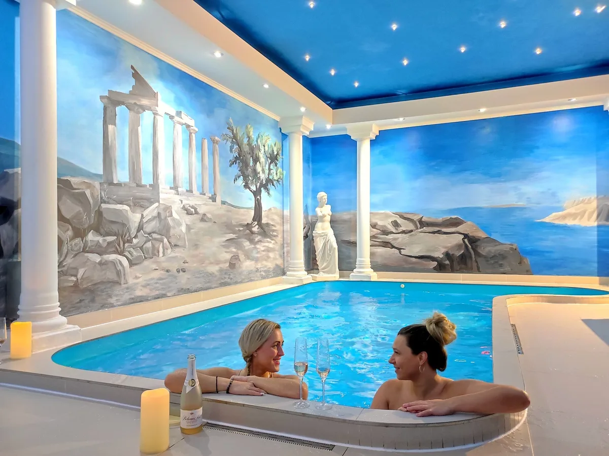 Dvě ženy v bazénu wellness centra