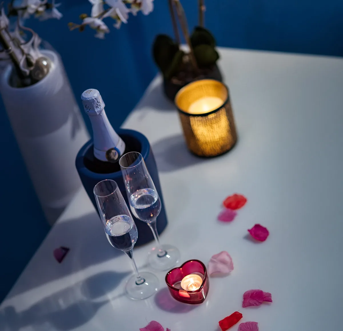Sekt a svíčky připravené ve wellness